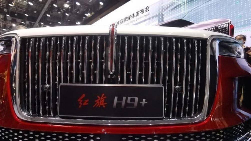 Xe cũng đi kèm lưới tản nhiệt cỡ lớn với các nan dọc mạ crôm sáng bóng theo phong cách Rolls-Royce và bộ vành hợp kim đa chấu với đường kính 20 inch mới