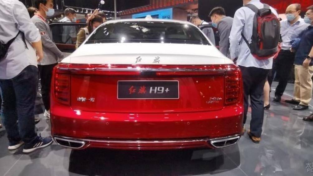 Vòng ra phía sau, chúng ta sẽ thấy cụm đèn hậu nằm dọc, được thiết kế với cảm hứng từ Thiên An Môn, và nối với nhau bằng một dải đèn ở giữa