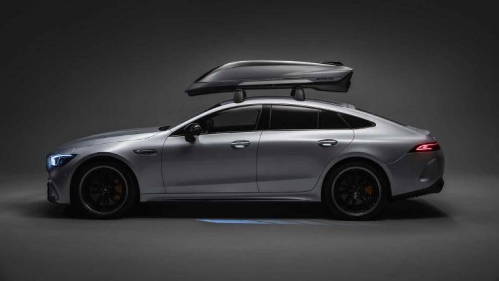 Phần cốp phụ nóc xe này có dung tích chứa lên tới 410 lít và có thể mở ra từ hai phía, từ đó giúp người dùng có thể sắp xếp đồ một cách dễ dàng