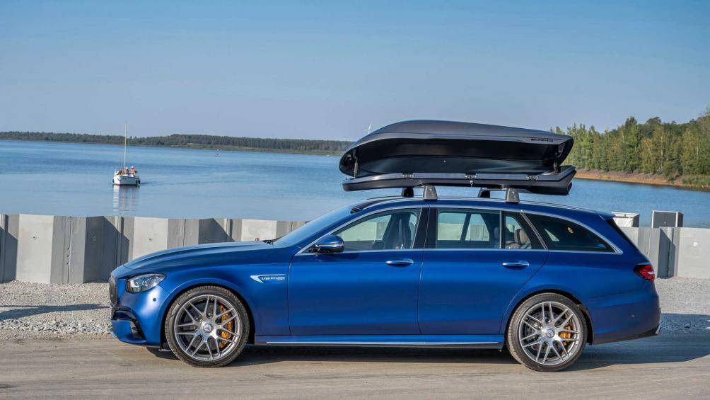 Thiết kế thể thao của phần cốp phụ này được kết hợp với bộ khuếch tán gắn ở phía sau giúp tăng tính khí động học của xe cũng như giảm độ ồn