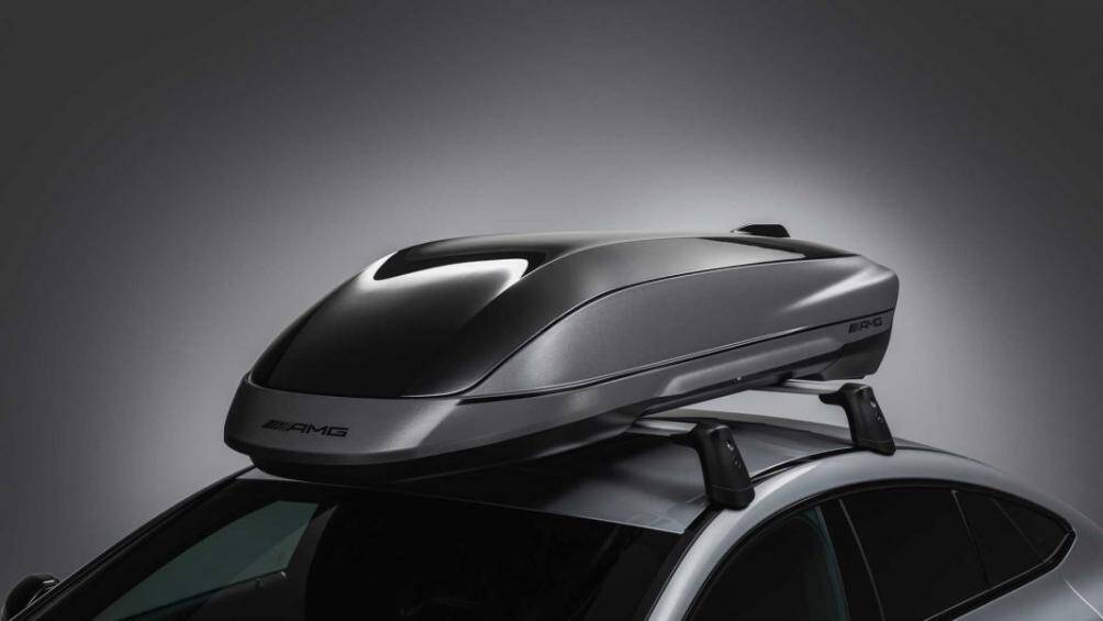 Phần nắp của cốp phụ được thiết kế đầy hiện đại, đi kèm với đó là lớp sơn màu xám magno với các đường trang trí bên