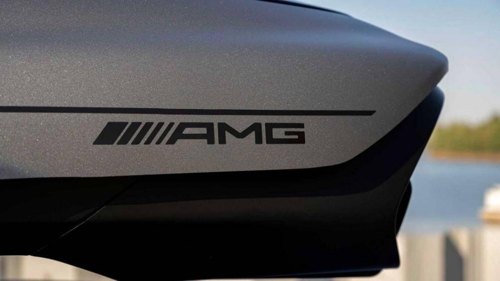 Kết hợp với đó là một số chi tiết màu đen bóng giúp hoàn thiện vẻ đẹp của phần cốp phụ này