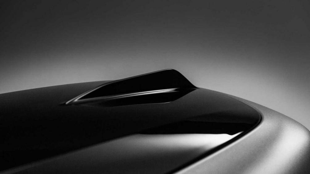 Ngoài ra, phần tay cầm của cốp phụ nóc xe được thiết kế tích hợp trực tiếp vào phần nắp giúp giảm lực cản của không khí