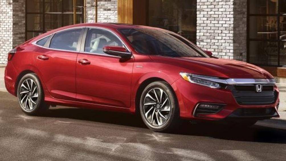 8. Honda Insight 2021 (giá khởi điểm: 22.930 USD, điểm tổng thể: 8/10)