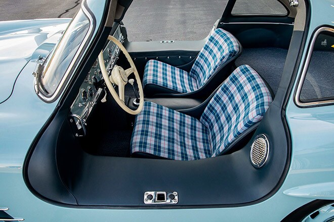 Ngoài ra xe còn có da màu xanh lam trên các nẹp, lưng ghế, tấm cửa, ngưỡng cửa và đường hầm trung tâm