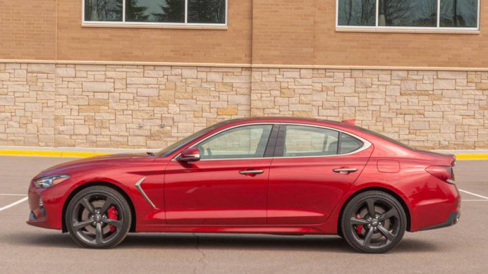 1. Genesis G70 2020 (giá khởi điểm: 35.450 USD, điểm tổng thể: 8,8/10)