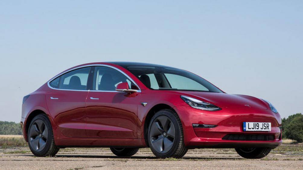 2. Tesla Model 3 2020 (giá khởi điểm: 39.990 USD, điểm tổng thể: 8,8/10)