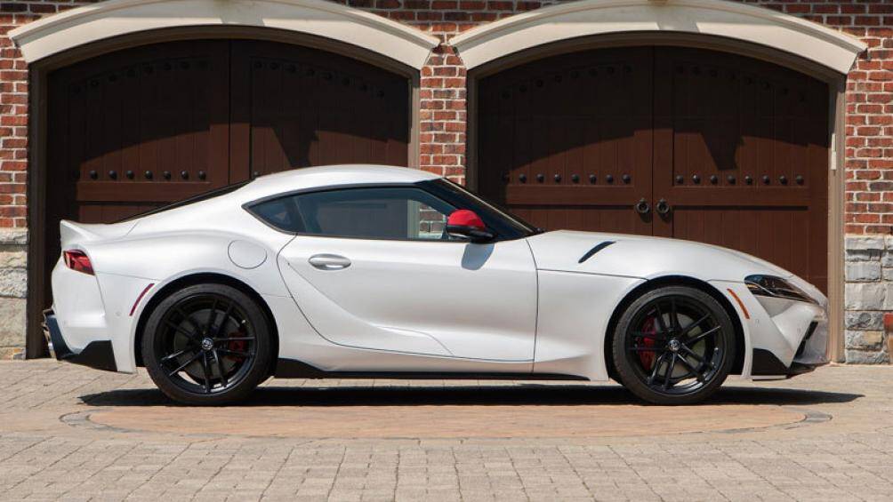 5. Toyota Supra 2020 (giá khởi điểm: 49.990 USD, điểm tổng thể: 8,6/10)