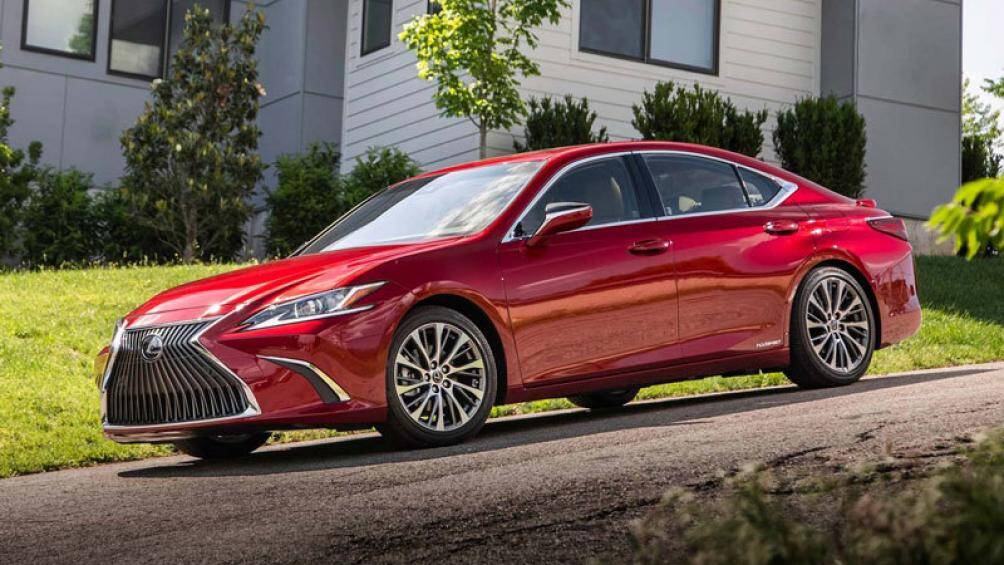 9. Lexus ES Hybrid 2020 (giá khởi điểm: 41.810 USD, điểm tổng thể: 8,2/10)