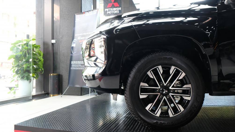 Thiết kế mâm xe mới trên Pajero Sport trông hiện đại và khỏe khoắn hơn