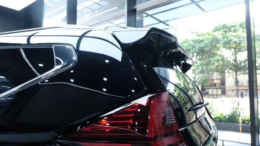 Trên phiên bản nâng cấp, cánh gió là trang bị tiêu chuẩn trên Pajero Sport. Ngoài ra, xe cũng có ăng-ten dạng vây cá mập mới