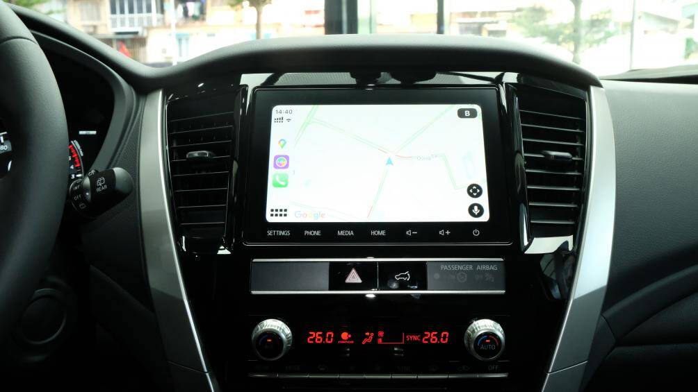 Dễ nhận thấy nhất có thể kể đến màn hình cảm ứng 8 inch thông minh, kết nối Android Auto/ Apple Car Play. Ngoài ra xe còn có thể sử dụng ứng dụng điều khiển từ xa Mitsubishi thông qua điện thoại