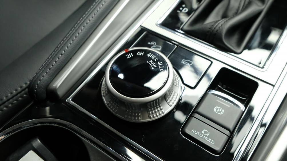 Thêm vào đó, xe được bổ sung thêm khóa vi sai cầu sau cùng 4 chế độ vận hành, đa dạng hơn khả năng vận hành