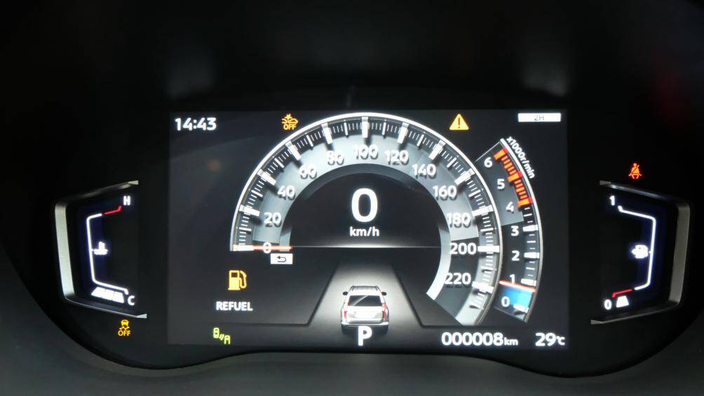 Bên cạnh đó, bảng đồng hồ điện tử với nhiều tùy chọn hiển thị và kết nối thông minh cũng là điểm nổi bật trên Pajero Sport mới