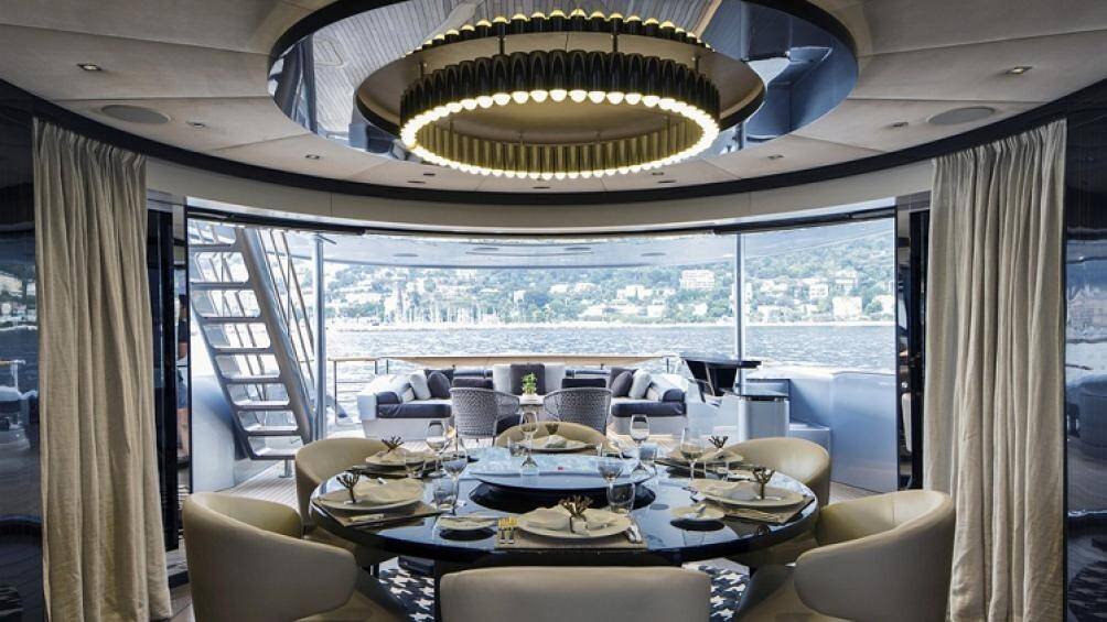 Với tổng thể thân tàu dài 35,5 mét, bố cục boong tàu cung cấp 3 tùy chọn khác nhau. Giá bán khởi điểm từ 11,5 triệu euro (tương đương 312,5 tỷ đồng)