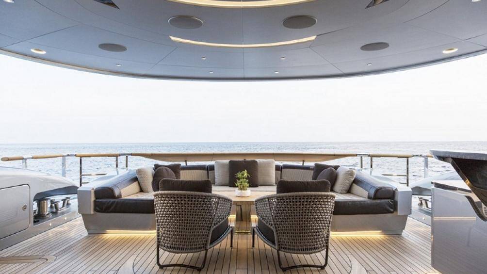 Thông qua việc sử dụng kính XIR chống nắng, GTT 115 chặn đứng hầu hết tia UV gây hại và giảm bớt truyền nhiệt 40%, giữ cho nội thất mát mẻ, sáng sủa, và an toàn