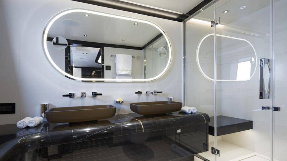 Với diện tích 95 mét vuông, hành khách có thể tìm thấy mọi thứ mình cần ở đây, từ khu vực tắm nắng, chỗ ăn ngoài trời, và thậm chí một màn hình giải trí 75 inch