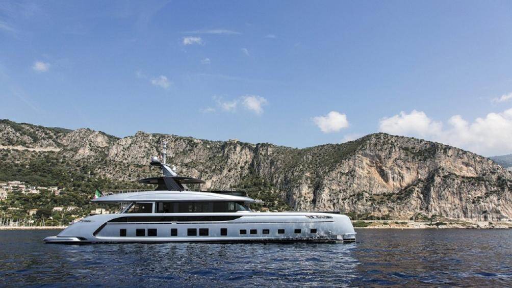 Những đường nét tròn trịa này cung cấp lực cản và chỉ số tiêu thụ nhiên liệu thấp, trong khi cho phép đạt tốc độ tối đa 21 hải lý/h (39 km/h)