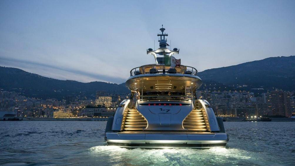 Chưa hết, tầng này còn có không gian cho một quầy bar và chỗ nướng BBQ. Những gì đáng nói còn lại là một bể bơi ở phía trước và một số tấm đệm nằm tắm nắng