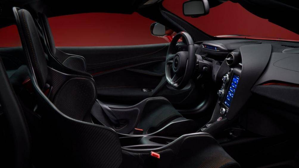 Nội thất của xe được bọc da màu đen tương phản với các điểm nhấn màu cam nổi bật