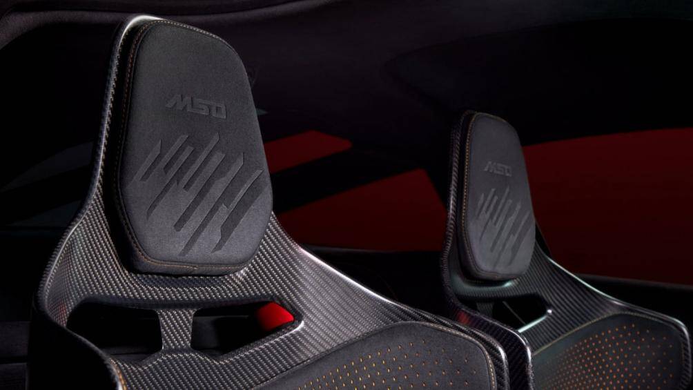 Sợi carbon cũng được sử dụng rộng rãi bên trong khoang lái của chiếc siêu xe này