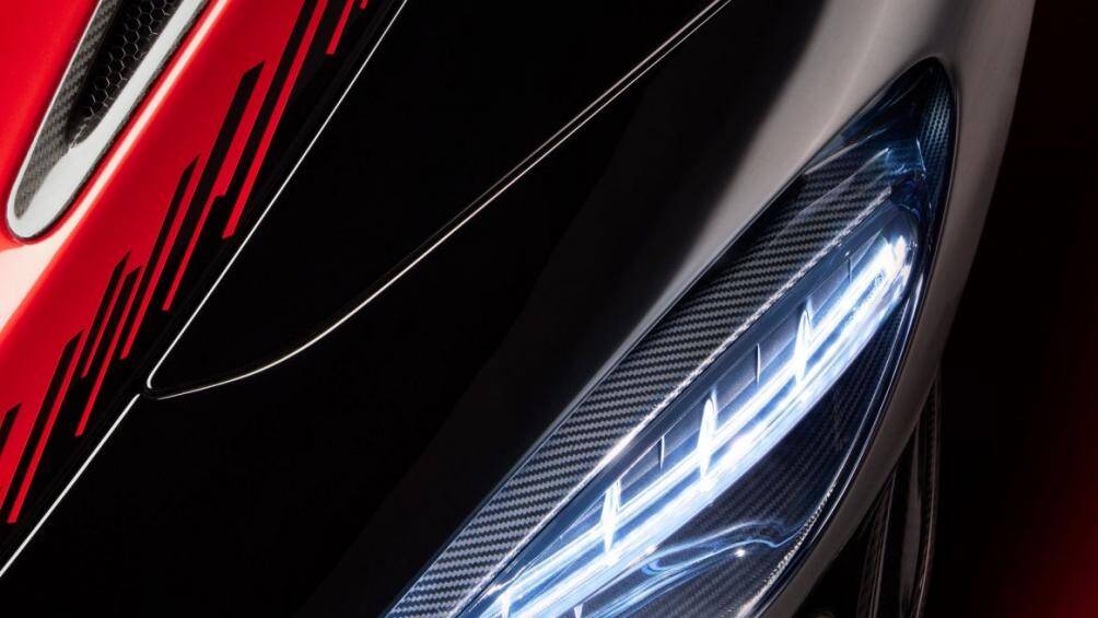 Hốc hút gió trên mui xe, một trang bị nhằm giúp mang nhiều gió hơn vào bên trong khoang lái cũng được trang bị trên phiên bản này