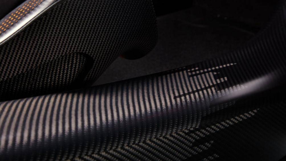 Ngoài màu sơn đặc biệt, chiếc McLaren 765LT này còn sở hữu cho mình ngoại thất được ốp sợi carbon ở các chi tiết như hốc đèn, cản trước, cản sau, cánh gió...