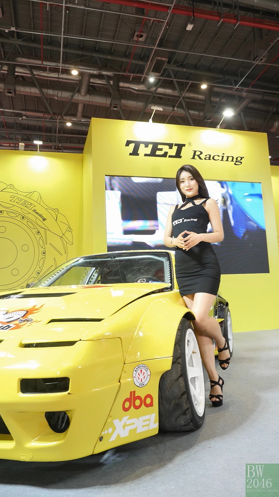 Trong bộ váy đen bó sát thân hình quyến rũ, người mẫu Trung Quốc thu hút sự chú ý của khách tham quan triển lãm