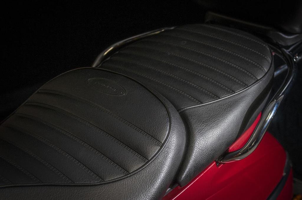 Kết thúc những thay đổi ngoại hình là bộ yên mới với thiết kế tách đôi trông sang chảnh hơn, thay vì yên liền như các bản Django thường