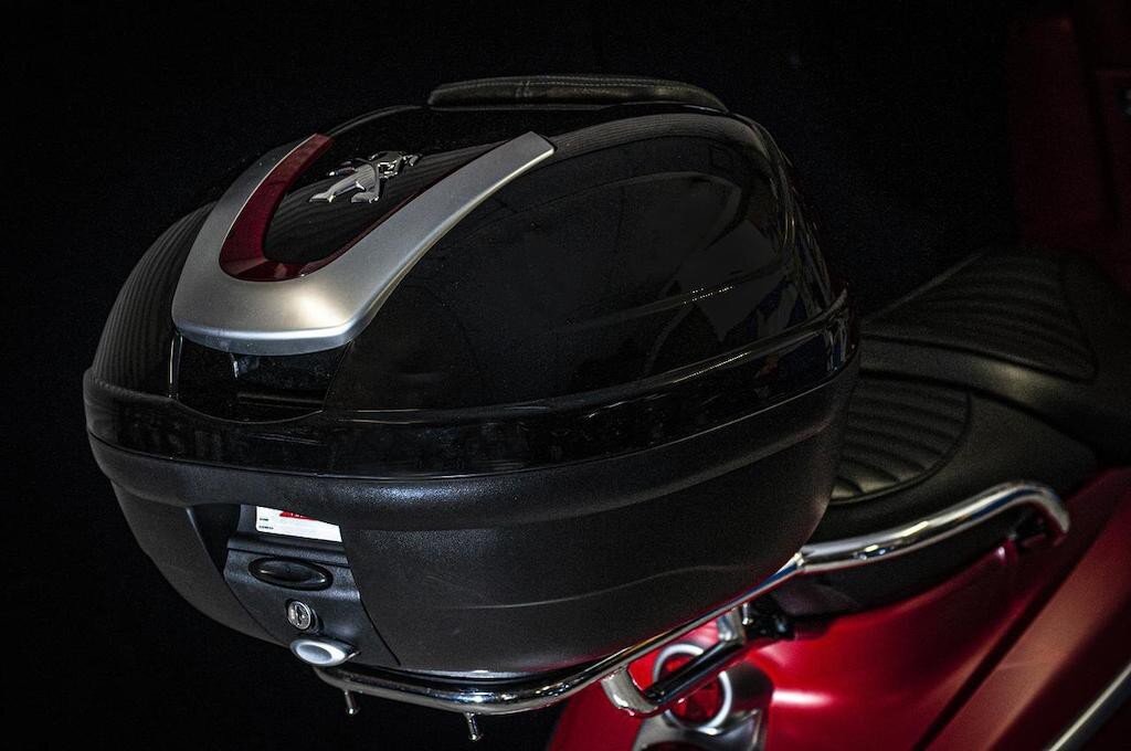 Nếu mua chiếc xe sớm, khách hàng sẽ còn được tặng thêm bộ phụ kiện touring với thùng kèm baga sau trị giá 80.000 Yên (tương đương 17,56 triệu đồng)