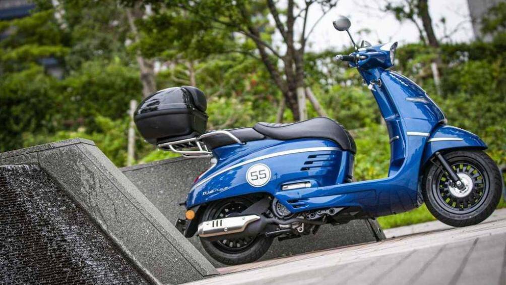 Đầu tiên thay vì có màu sơn bạc, các chi tiết như lốc máy hay cặp vành của xe đã có màu đen bóng khoẻ khoắn hơn