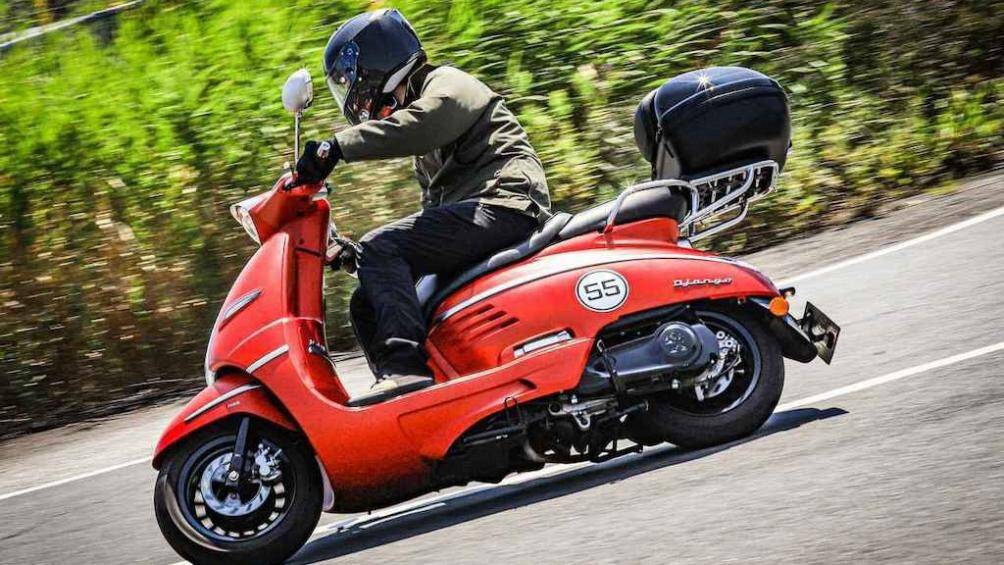 Theo Peugeot, cách trang trí này gợi nhớ về những chiếc xe hơi đua cổ điển trong thập niên 50 của thế kỷ XX