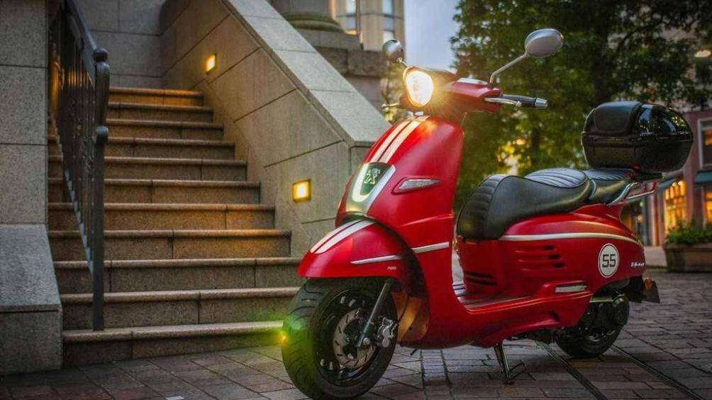 Trong khi đó, phần thân của Django Sports được trang trí bởi các sọc dọc theo thân và bảng số ở hai bên