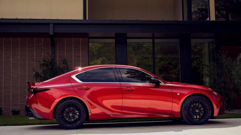 Lexus mới đây đã giới thiệu mẫu IS 300 2021. Mức giá khi cập bến đại lý Mỹ của mẫu xế sang này sẽ từ 39.000 USD (khoảng 900 triệu đồng)