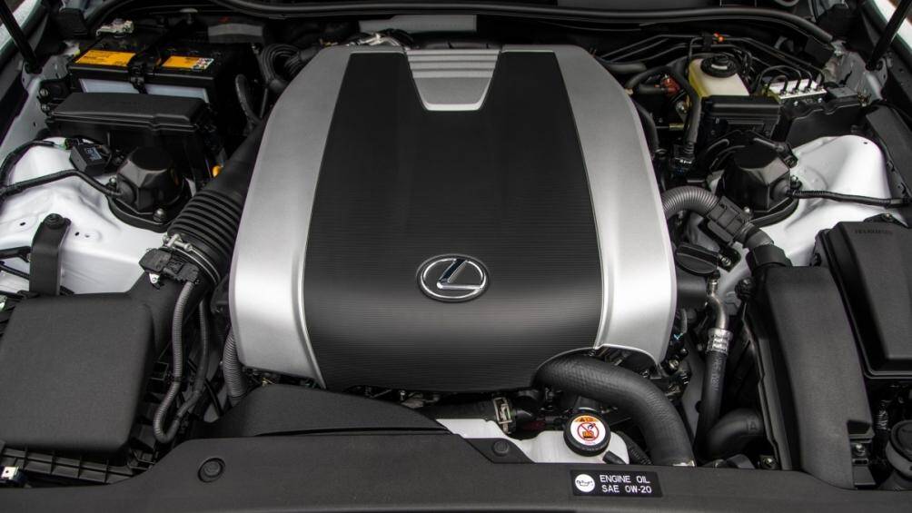 Động cơ tăng áp 4 xi lanh 2.0 L đặt dưới nắp mui xe, sản sinh công suất 241 mã lực và mô men xoắn 349 Nm