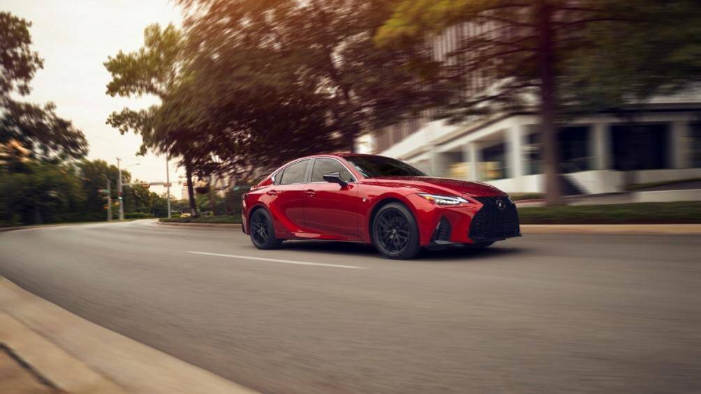 Khách hàng cũng có thể lựa chọn phiên bản cao hơn là IS 300 AWD với mức giá 41.000 USD (tương đương 950 triệu đồng) và được trang bị ghế trước sưởi nhiệt
