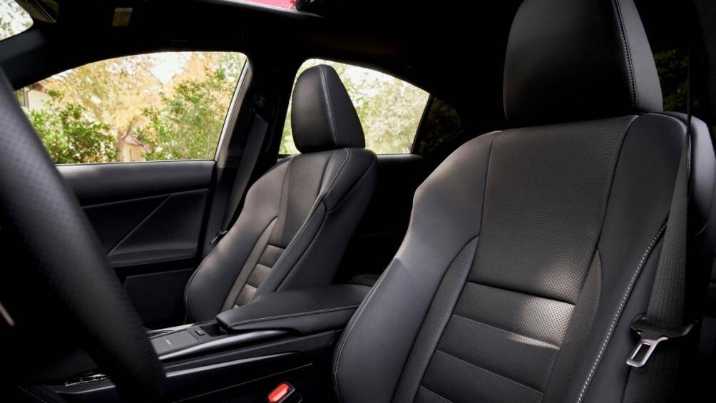 IS 350 F sport với khối động cơ V6 3.5 L sản sinh công suất 311 mã lực và mô men xoắn 379 Nm, nó có thể tăng tốc từ 0-96 km/h trong 5,6 giây