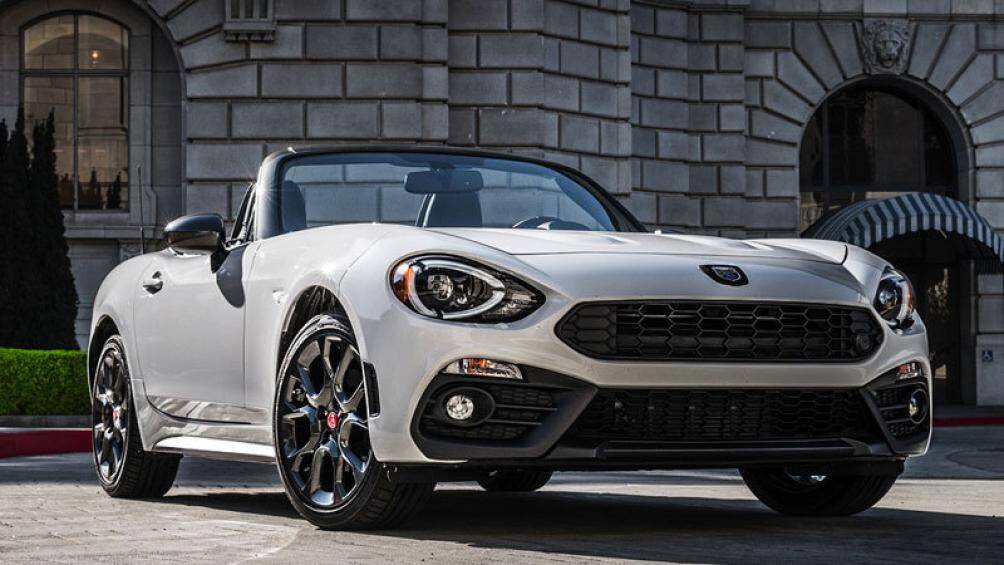 10. Fiat 124 Spider 2020 (giá khởi điểm: 25.390 USD, điểm tổng thể: 7,2/10)