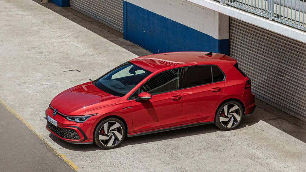 2. Volkswagen Golf GTI 2020 (giá khởi điểm: 28.595 USD, điểm tổng thể: 8,6/10)