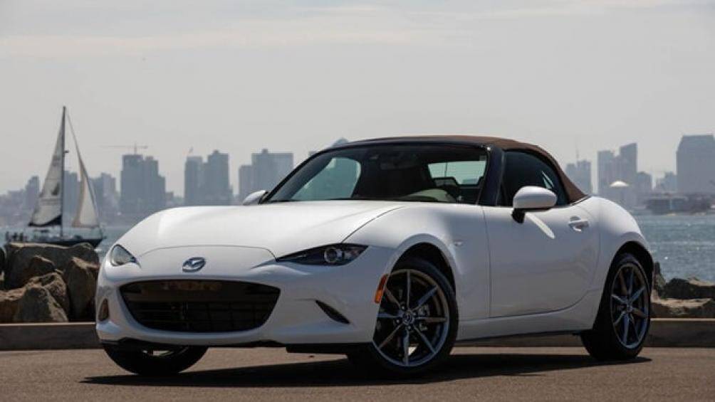 4. Mazda MX-5 Miata 2020 (giá khởi điểm: 26.580 USD, điểm tổng thể: 8,4/10)