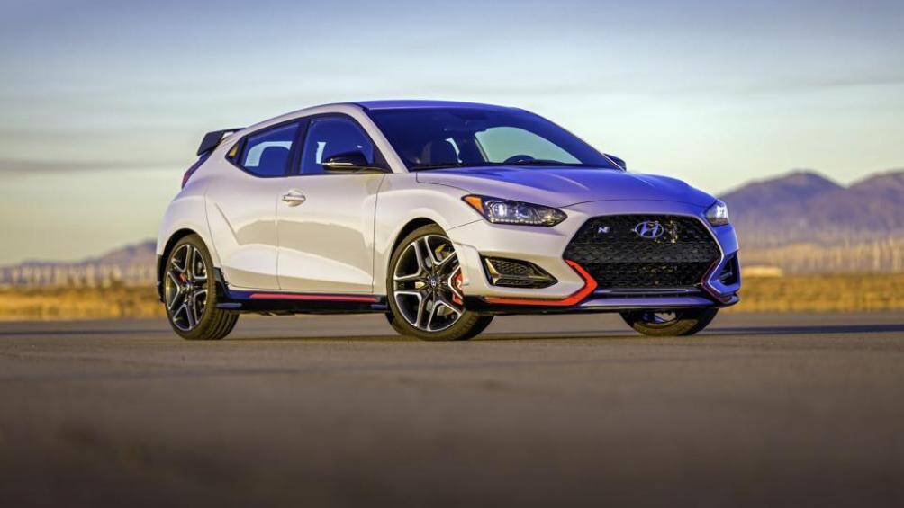 5. Hyundai Veloster N 2020 (giá khởi điểm: 27.600 USD, điểm tổng thể: 8,2/10)