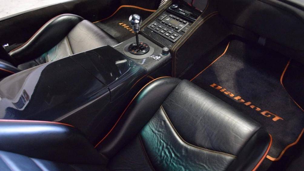 Nếu để ý kỹ, bạn sẽ nhận ra được bản đồng hồ cũng như táp-lô là của Diablo 6.0 thay vì bản GT hầm hố hơn