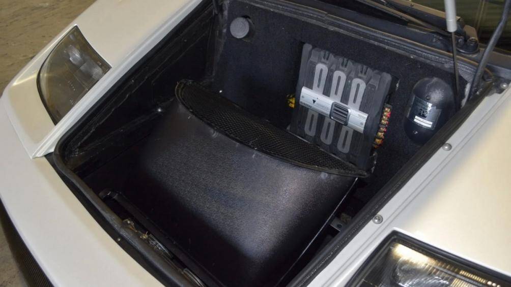 Theo những thông tin có được từ bên bán, động cơ của chiếc xe này đã được đại tu vào năm 2005. Xe sử dụng hộp số sàn 5 cấp, truyền sức mạnh đến bánh sau