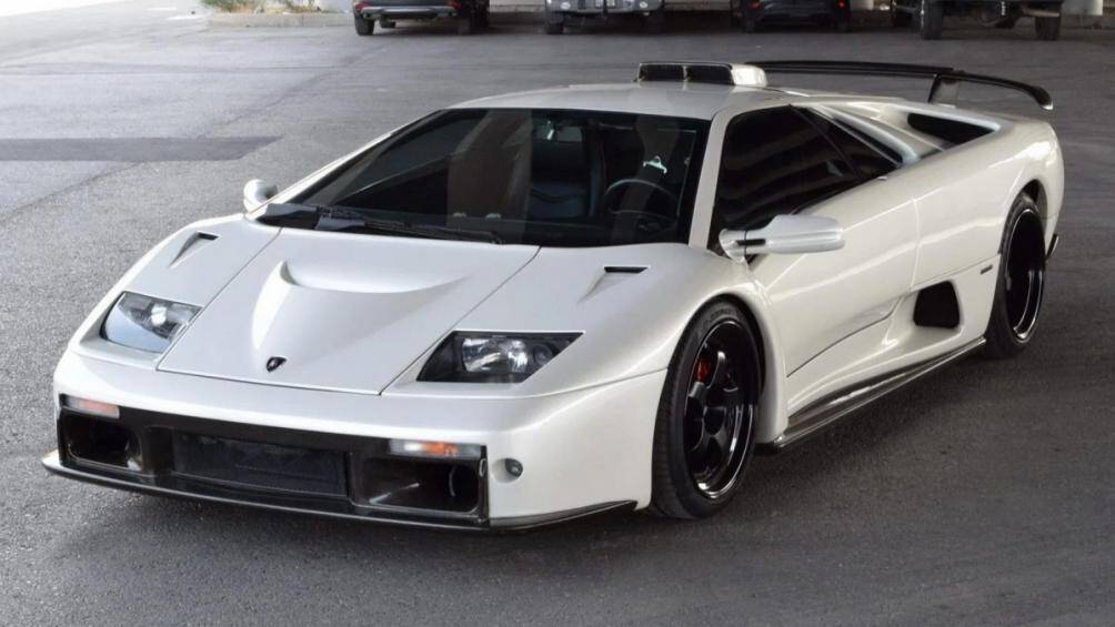 Giống với một chiếc Diablo GT thực thụ, chiếc Diablo này sở hữu gần như tất cả các chi tiết nâng cấp như cản trước, cản sau cũng như phần ốp hông