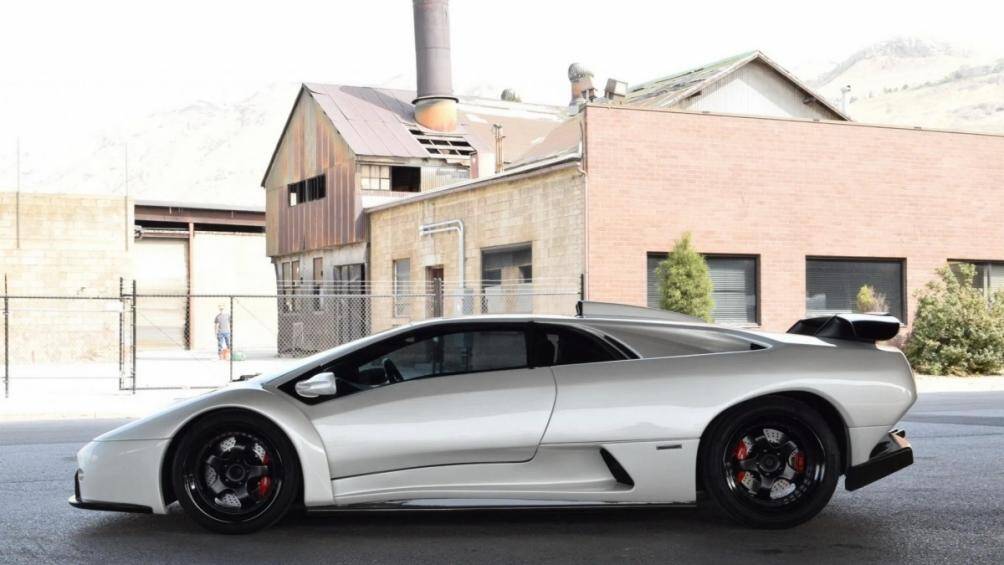 Ngoài ra, chiếc xe cũng đã được sơn lại với màu sơn Balloon White bắt mắt