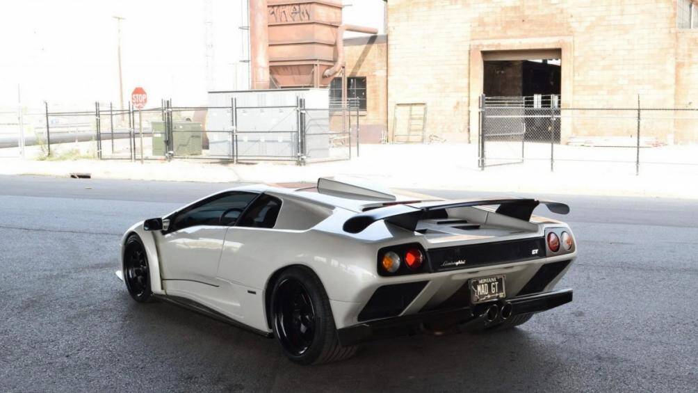 Bộ cánh gió cố định được thêm vào ở đuôi xe, cùng với đó là bộ nắp động cơ mới với hốc hút gió