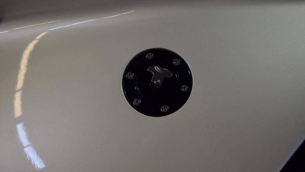 Nắp bình xăng cũng được đặt ở vị trí mới