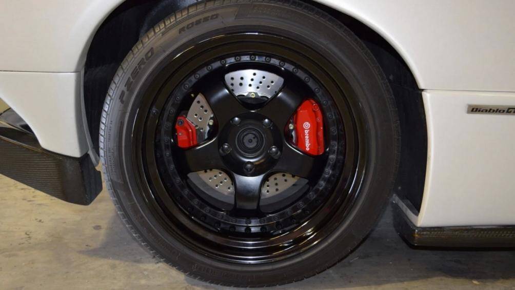 Xe được trang bị bộ mâm năm chấu kích thước 18 inch, bên trong là hệ thống phanh Brembo với cùm phanh màu đỏ