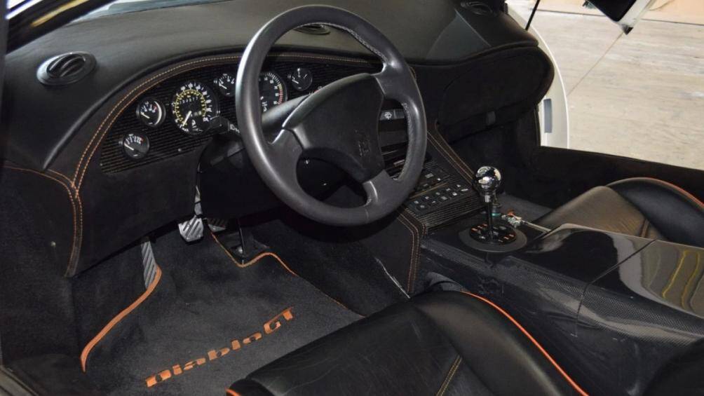 Ngoài ra, chiếc Diablo này còn có được hệ thống điều hòa, cửa sổ điện cũng như đầu CD