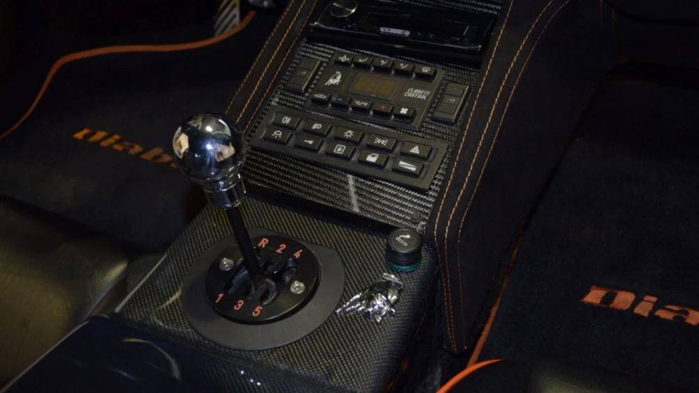 Bên trong, khoang lái của chiếc Diablo độ GT này sở hữu ghế ngồi và nhiều chi tiết được bọc da màu đen, kết hợp cùng các chi tiết tương phản màu cam